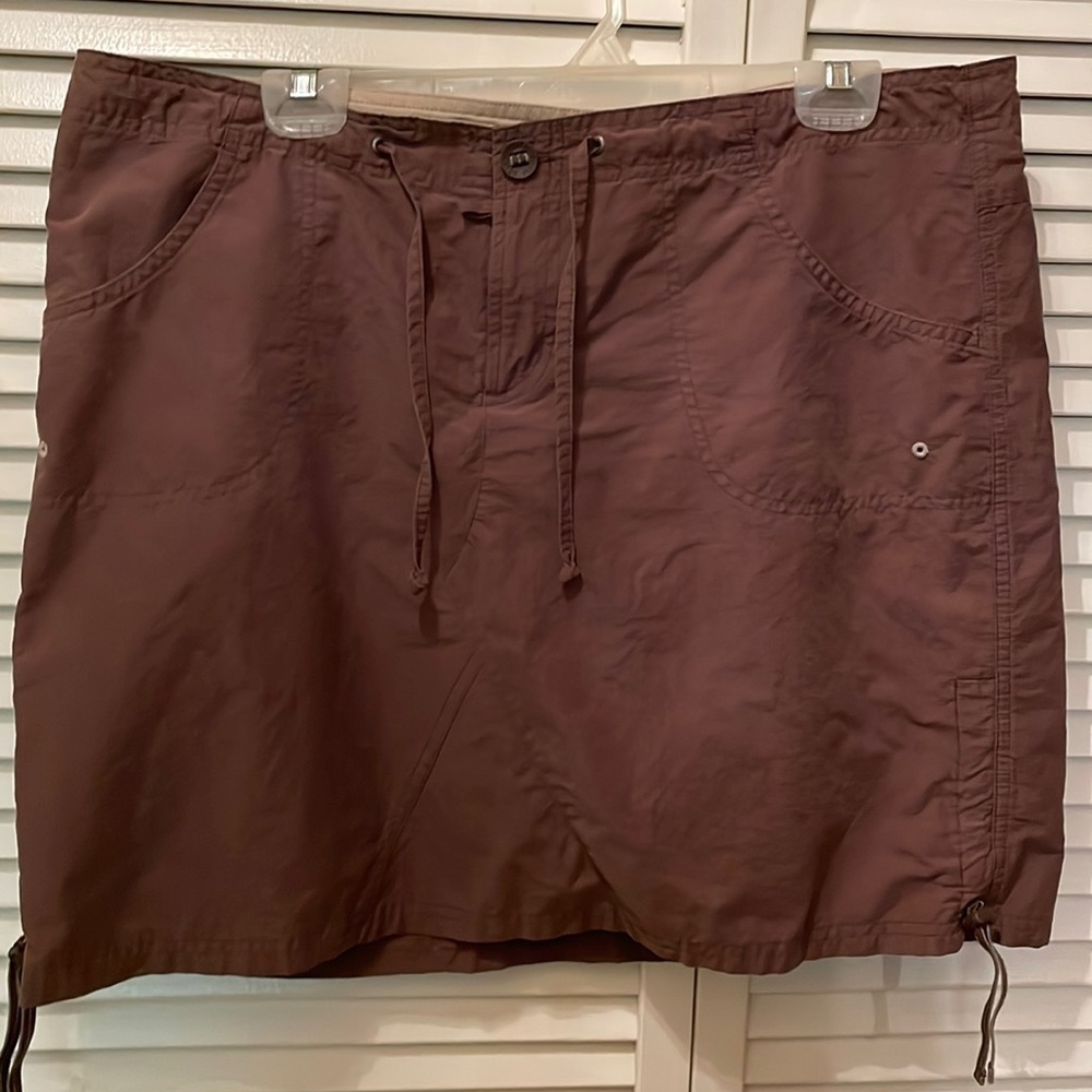 Columbia. Size L. Brown.